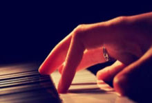 官方：基尔提前与主帅拉普续约到2028年，球队目前排名倒数第一.